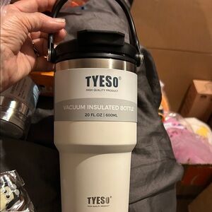 White Vacuum Insulated Bottle - 20 oz